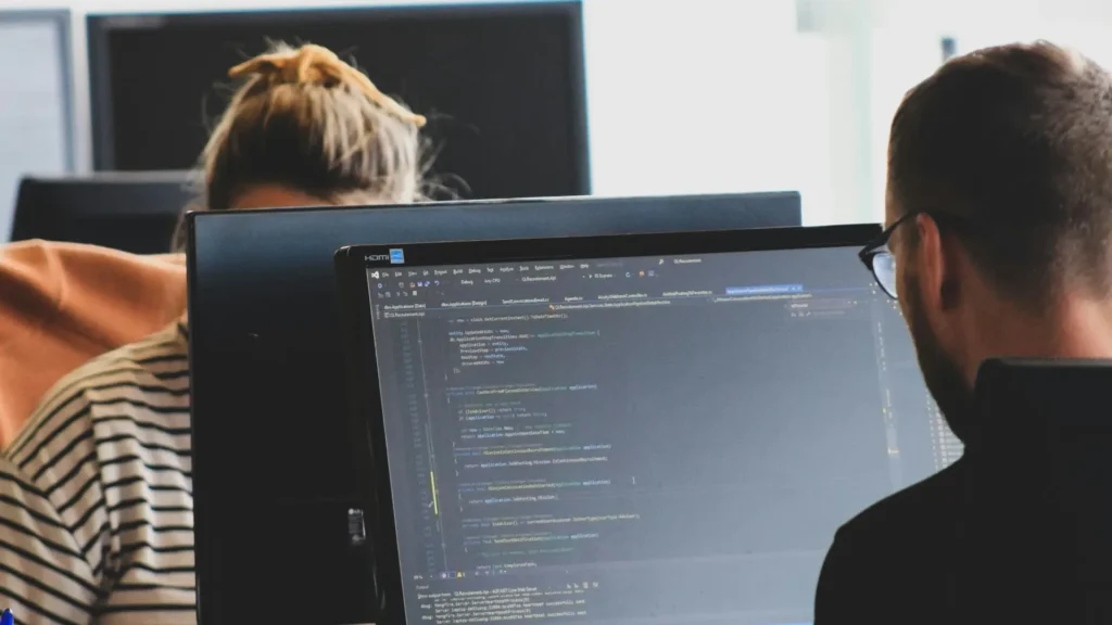 Rischi della supply chain e continuità operativa in azienda 1 Rischi della supply chain: persone che lavorano al computer