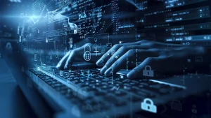 foto di mani che scrivono al computer per Manipolazione informativa – Hermes Bay
